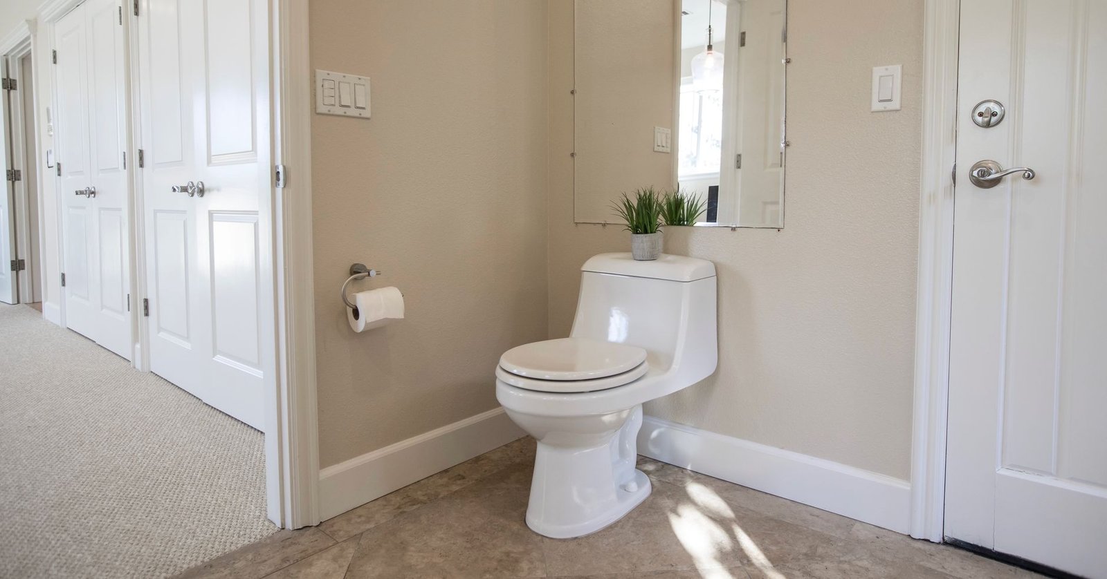 Toilet set level, sealed and quiet